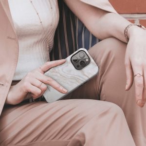 iphone 14 telefono dekliukas baltos spalvos marmuro stiliaus