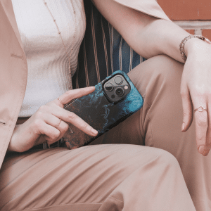 Apple iphone 14 telefono deklas raudonas ir melynas marmurinis