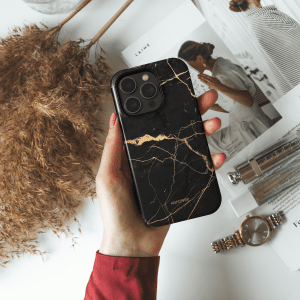 iphone 14 pro max telefono deklas juodos ir auksines spalvos