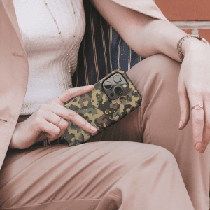 iphone 14 pro max telefono deklas kamufliazinio stiliaus